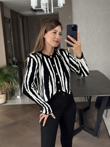 Siyah Beyaz Vatkalı Zebra Desen Düğmeli Hırka Kazak