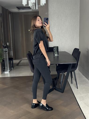 Siyah Bisiklet Yaka Kısa Kol Saten Kadın T-shirt