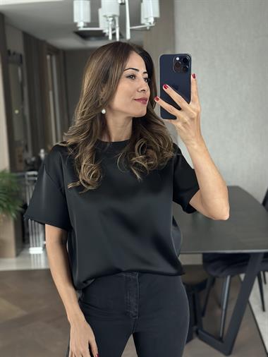 Siyah Bisiklet Yaka Kısa Kol Saten Kadın T-shirt