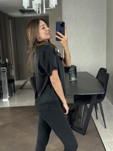 Siyah Bisiklet Yaka Kısa Kol Saten Kadın T-shirt