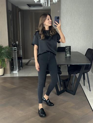 Siyah Bisiklet Yaka Kısa Kol Saten Kadın T-shirt