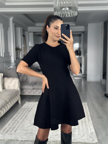 Siyah Bisiklet Yaka Volanlı Kadın Triko Elbise