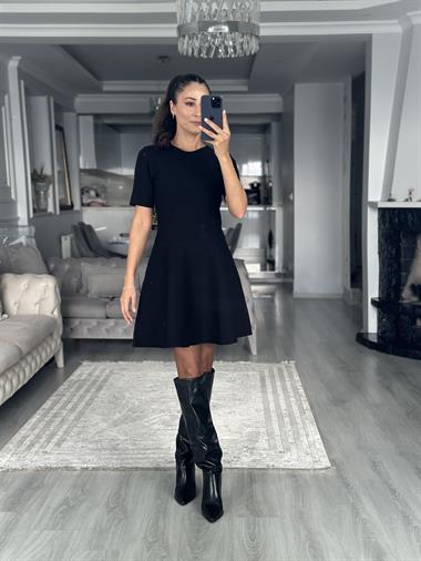 Siyah Bisiklet Yaka Volanlı Kadın Triko Elbise