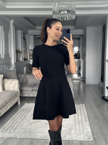 Siyah Bisiklet Yaka Volanlı Kadın Triko Elbise