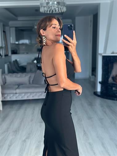 Siyah Boğazı Aksesuarlı Sırtı Bağlamalı Halter Yaka Midi Boy Kadın Elbise