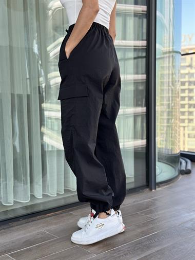 Siyah Cebi Kapaklı Paça Bağcıklı Paraşüt Kadın Pantolon