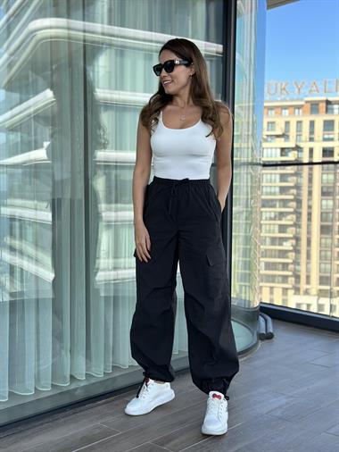 Siyah Cebi Kapaklı Paça Bağcıklı Paraşüt Kadın Pantolon