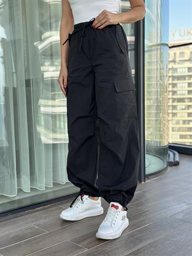 Siyah Cebi Kapaklı Paça Bağcıklı Paraşüt Kadın Pantolon