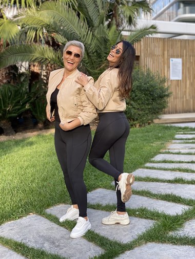 Siyah Cep Detaylı Önü Dikişli Sporcu Kadın Tayt