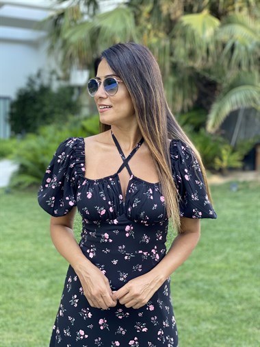 Siyah Çiçekli Yakası İp Bağlamalı Yırtmaçlı Viskon Kadın Elbise