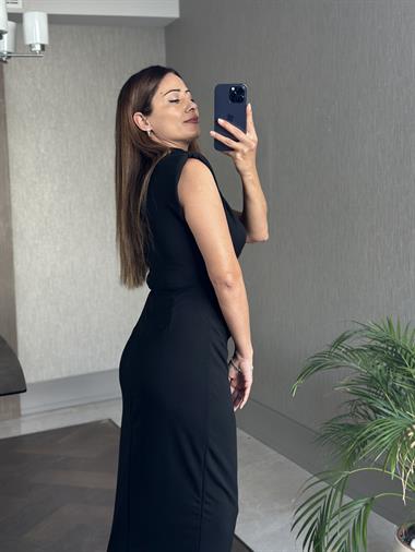 Siyah Damla Broşlu Dik Yaka Vatkalı Midi Boy Kadın Elbise 