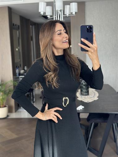 Siyah Dik Yaka Önü Tek Yırtmaçlı Kemerli Fitilli Kaşkorse Kemerli Yırtmaçlı Midi Boy Kadın Elbise 