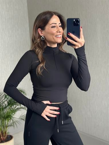 Siyah Dik Yaka Yarım Fermuarlı Parmak Geçmeli Kadın Body