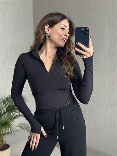 Siyah Dik Yaka Yarım Fermuarlı Parmak Geçmeli Kadın Body