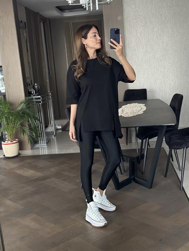 Siyah Dikiş Detay Önü Çift Yırtmaçlı Kadın T-Shirt