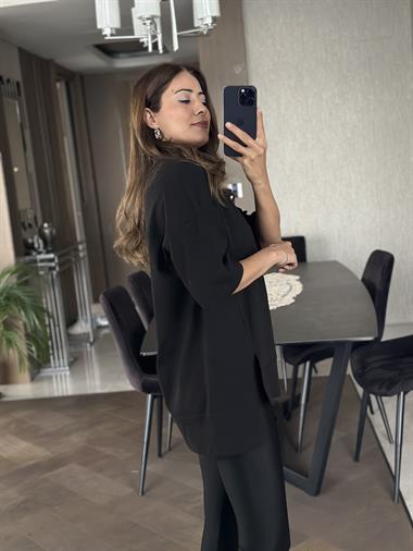 Siyah Dikiş Detay Önü Çift Yırtmaçlı Kadın T-Shirt