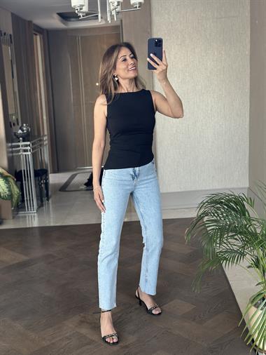 Siyah Eteği Asimetrik Büzgülü Kayık Yaka Sıfır Kol Kadın Bluz