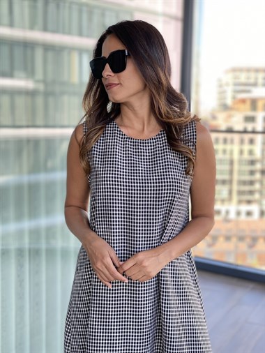 Siyah Eteği Volanlı Kareli Elbise