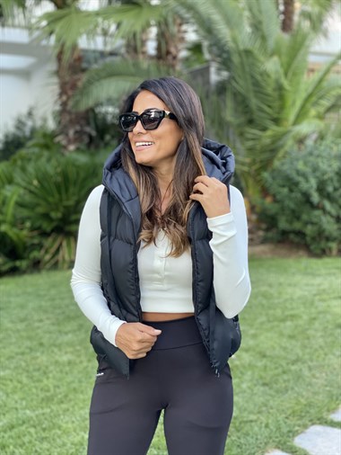 Siyah Fermuarlı Kapüşonlu Kadın Yelek