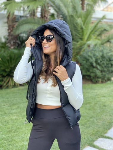 Siyah Fermuarlı Kapüşonlu Kadın Yelek