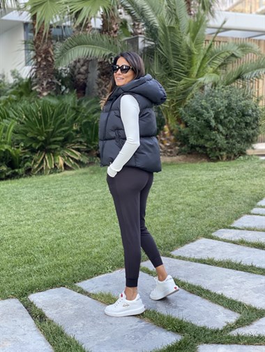 Siyah Fermuarlı Kapüşonlu Kadın Yelek