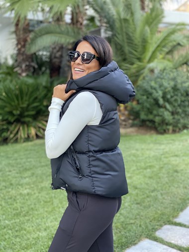 Siyah Fermuarlı Kapüşonlu Kadın Yelek