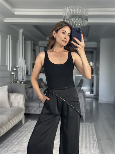 Siyah Fular Detaylı Beli Lastikli Saten Kadın Pantolon 