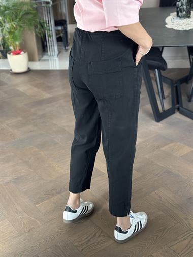 Siyah Gabardin Cebi Biyeli Paçası Minik Yırtmaçlı Kadın Pantolon