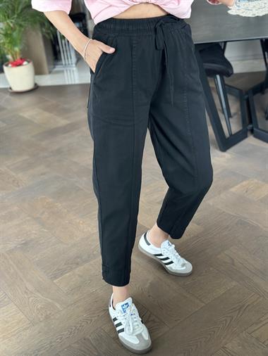 Siyah Gabardin Cebi Biyeli Paçası Minik Yırtmaçlı Kadın Pantolon