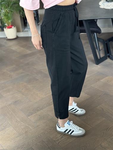 Siyah Gabardin Cebi Biyeli Paçası Minik Yırtmaçlı Kadın Pantolon