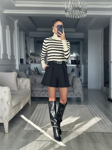 Siyah Geniş Pileli Kemerli Cepli Kadın Şort