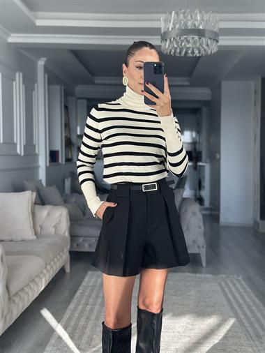 Siyah Geniş Pileli Kemerli Cepli Kadın Şort