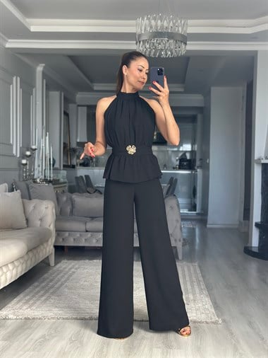 Siyah Halter Yaka Beli Broşlu Kadın Tulum