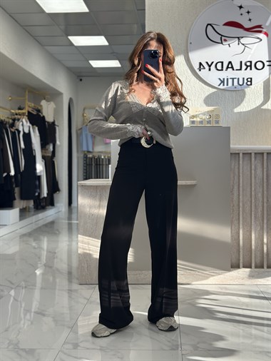 Siyah İki Düğmeli Büyük Tokalı Kemerli Kadın Pantolon