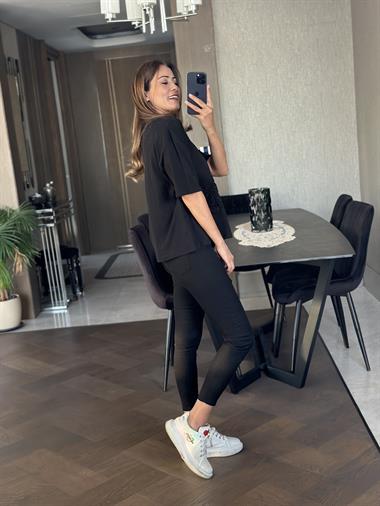 Siyah İki Kelebek Güpür Detay Bisiklet Yaka Kadın T-shirt