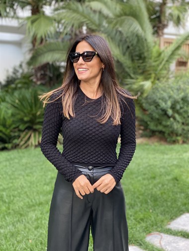 Siyah Kabartma Desenli Kadın Kazak