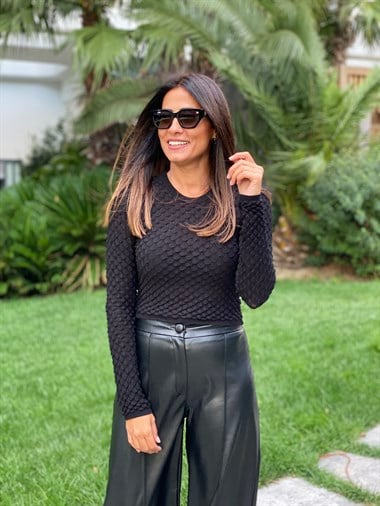 Siyah Kabartma Desenli Kadın Kazak