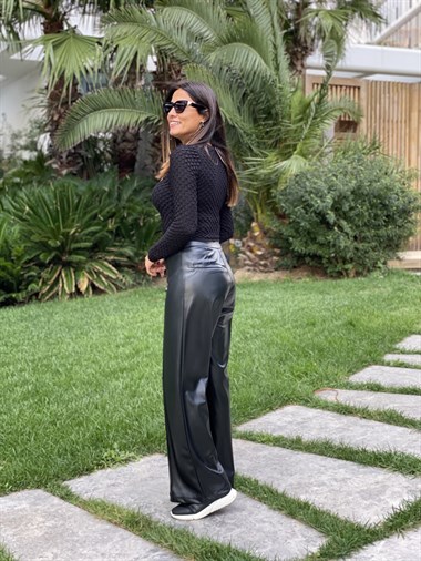 Siyah Kabartma Desenli Kadın Kazak