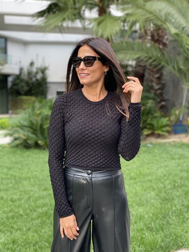 Siyah Kabartma Desenli Kadın Kazak