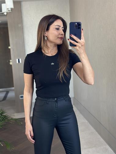 Siyah Kabartma Logo Detaylı Kadın Crop T-Shirt 