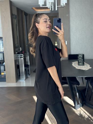 Siyah Kalp İşlemeli Bisiklet Yaka Kadın T-Shirt