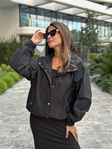 Siyah Kapüşonlu Beli Ayarlanabilir Lastikli Fermuarlı Paraşüt Kadın Trençkot