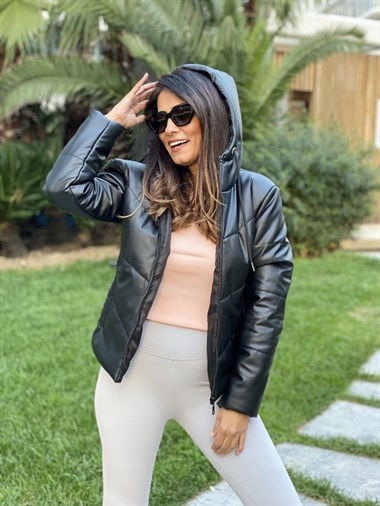 Siyah Kapüşonlu Kısa Şişme Deri Kadın Mont