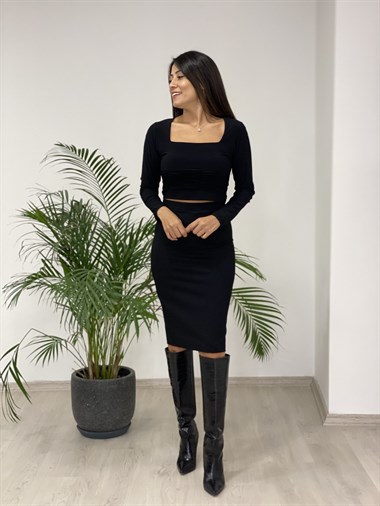 Siyah Kare Yaka Eteği Drapeli Crop Kadın Bluz