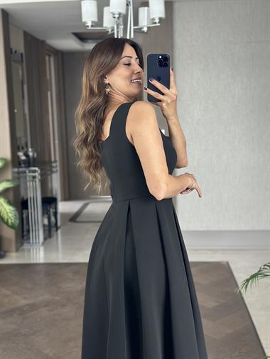 Siyah Kare Yaka Kalın Askılı Arkası Fermuarlı Kadın Midi Boy Elbise 