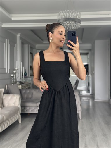 Siyah Kare Yaka Nakışlı Kuşaklı Midi Boy Kadın Elbise 