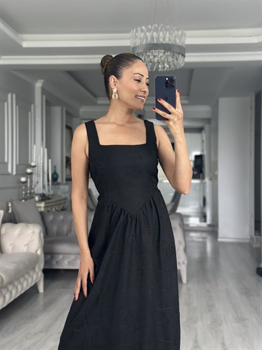 Siyah Kare Yaka Nakışlı Kuşaklı Midi Boy Kadın Elbise 