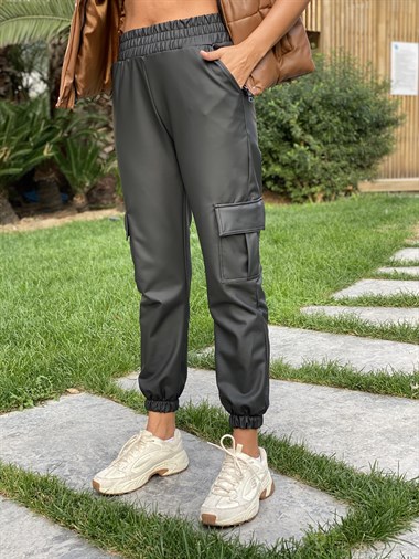 Siyah Kargo Cepli Mat Deri Jogger Kadın Pantolon