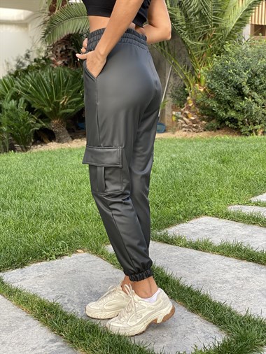 Siyah Kargo Cepli Mat Deri Jogger Kadın Pantolon