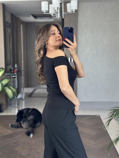 Siyah Karol Kısa Kol Omzu Büzgülü Asimetrik Yaka Kadın Body